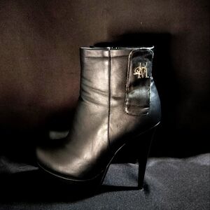 Women's Black Llynda Moore Leather Ankle Heel Boots (Size 8)